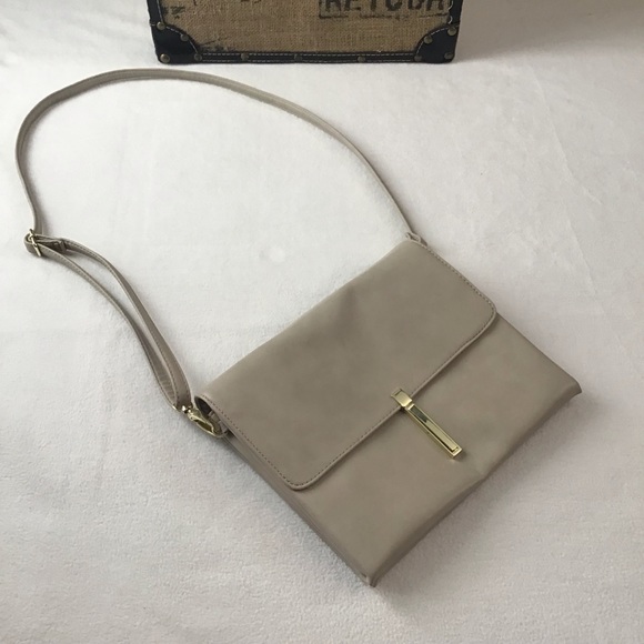 Mossimo Supply Co. Handbags - Mossimo Beige Crossbody Purse